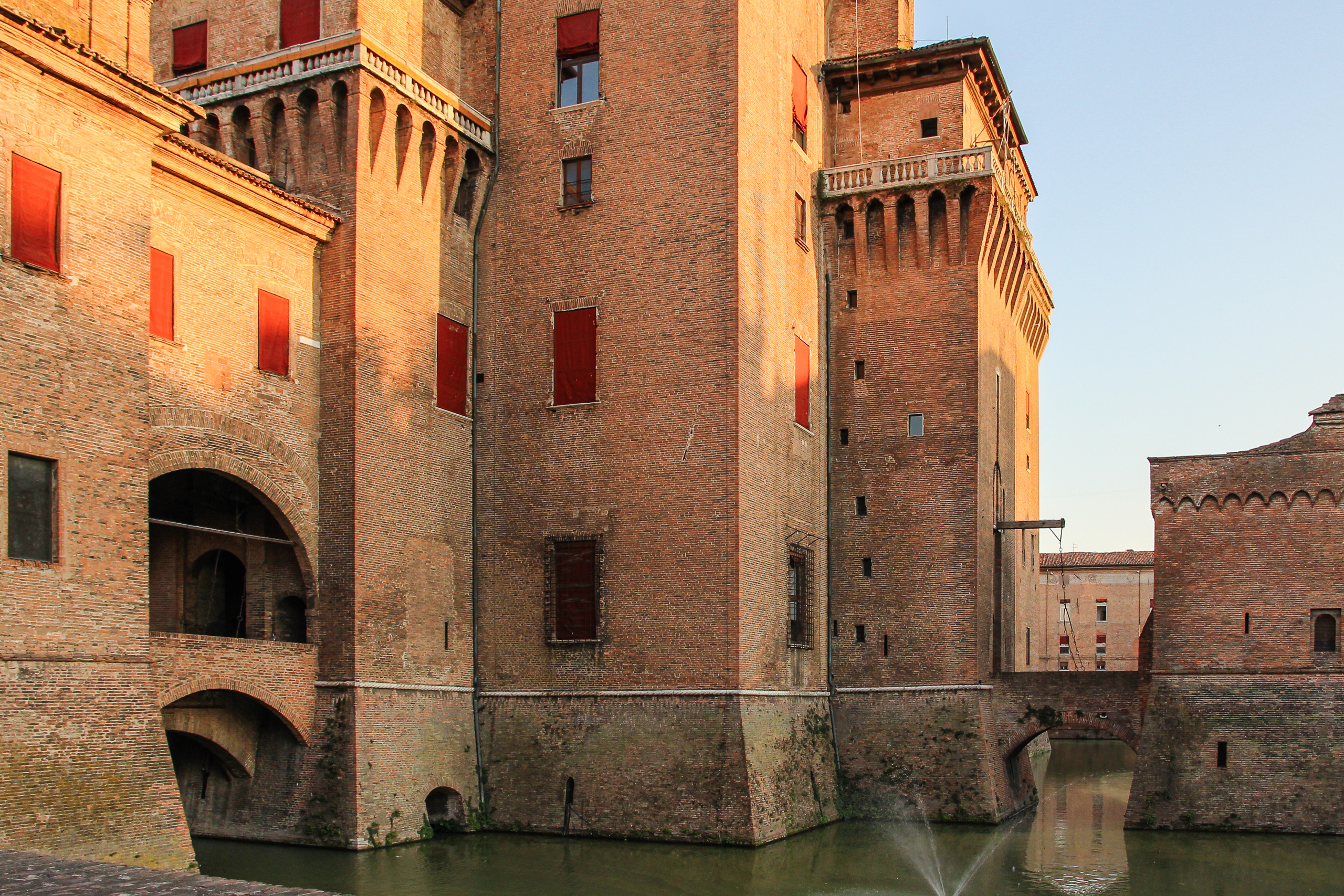 Das Castello Estense im Abendlicht, ringsum der Wassergraben